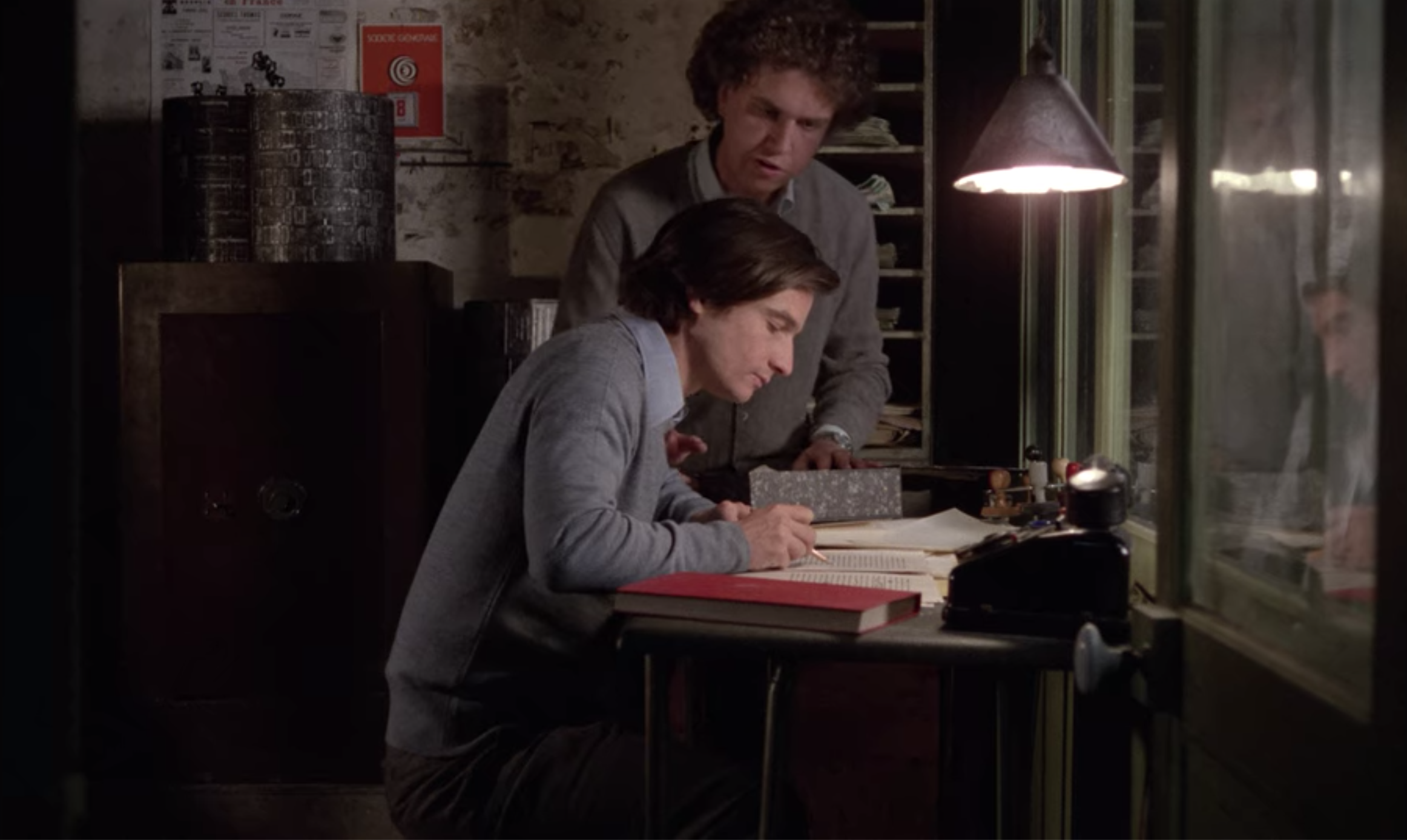 Les deux correcteurs dans la cage de verre de "L'Amour en fuite" de Truffaut (1979).