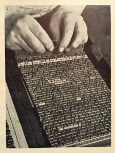 Mains d'un typographe corrigeant un texte composé au plomb