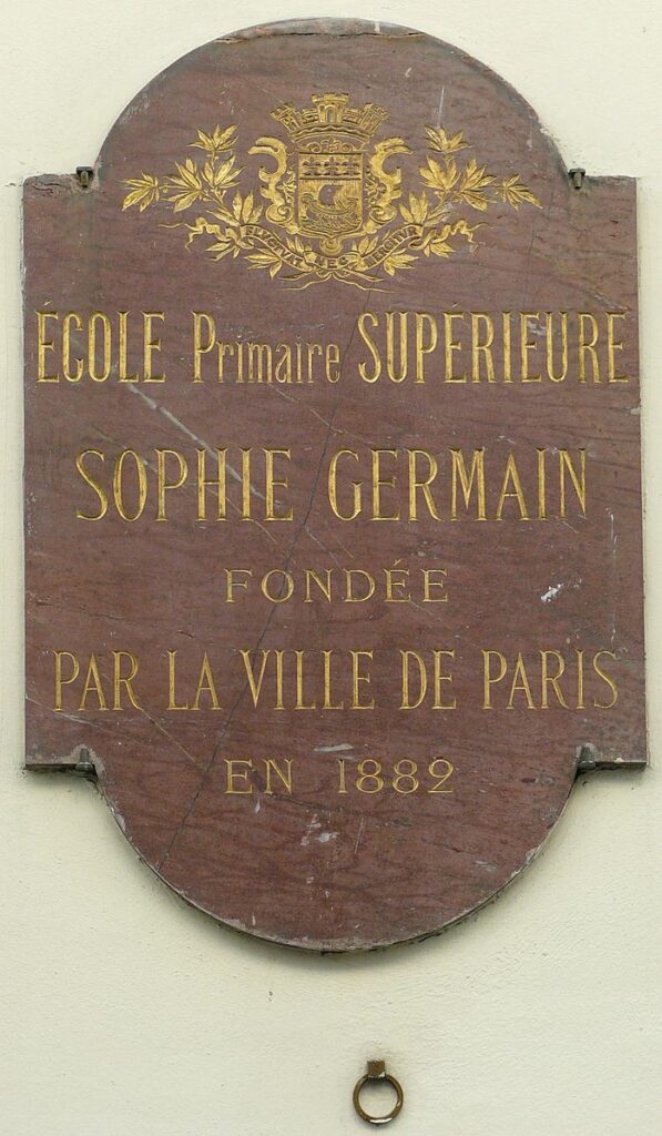 plaque de l'école primaire supérieure de jeunes filles Sophie Germain, fondée en 1882