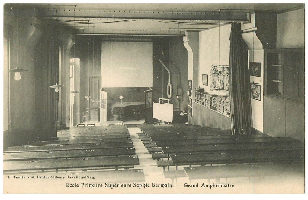 École primaire supérieure de jeunes filles Sophie-Germain, grand amphithéâtre. Carte postale, s.d.