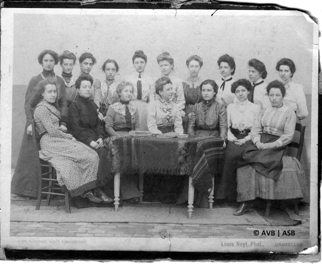 Corps professoral de la première école laïque pour jeunes filles de Bruxelles, dirigée par Isabelle Gatti de Gamond, assise au centre, 1902. Archives privées (no 710-7), Archives de la Ville de Bruxelles.