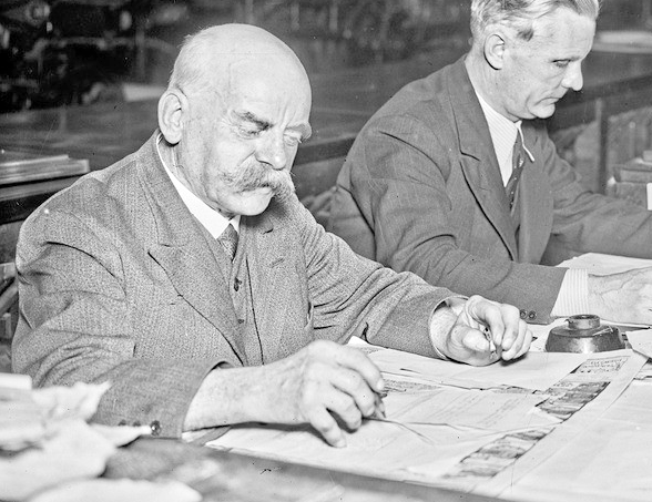 rédacteur ou secrétaire de rédaction écrivant un article au crayon, imprimerie Simart, Paris, 1931 