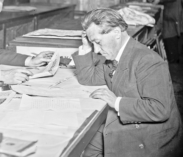 correcteur ou secrétaire de rédaction relisant une épreuve en placard, imprimerie Simart, Paris, 1931