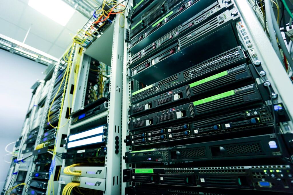 serveurs de données dans un centre de données (data center)