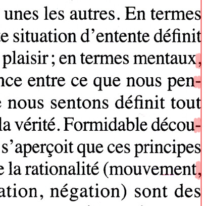 Les signes de ponctuation simples et divisions en fin de ligne créent des trous (zones en rose) dans l'alignement d'un texte justifié. Exemple tiré d'un hors-série de "Lire/Magazine littéraire" de 2022.