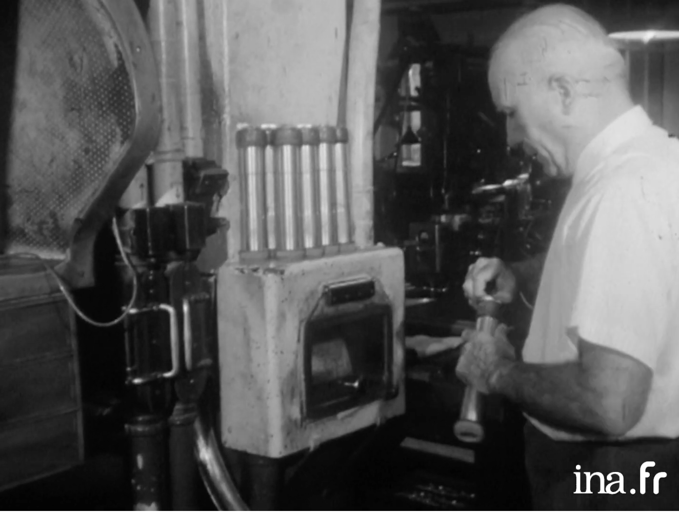 Réseau pneumatique du journal "France-Soir", 1963. Archive INA.