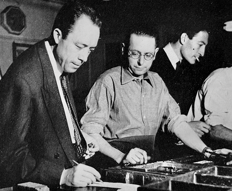 Albert Camus au marbre de "L'Express quotidien", s.d.